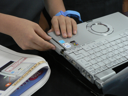 日本學(xué)生親手組裝松下筆記本，體驗(yàn)科技制造之美